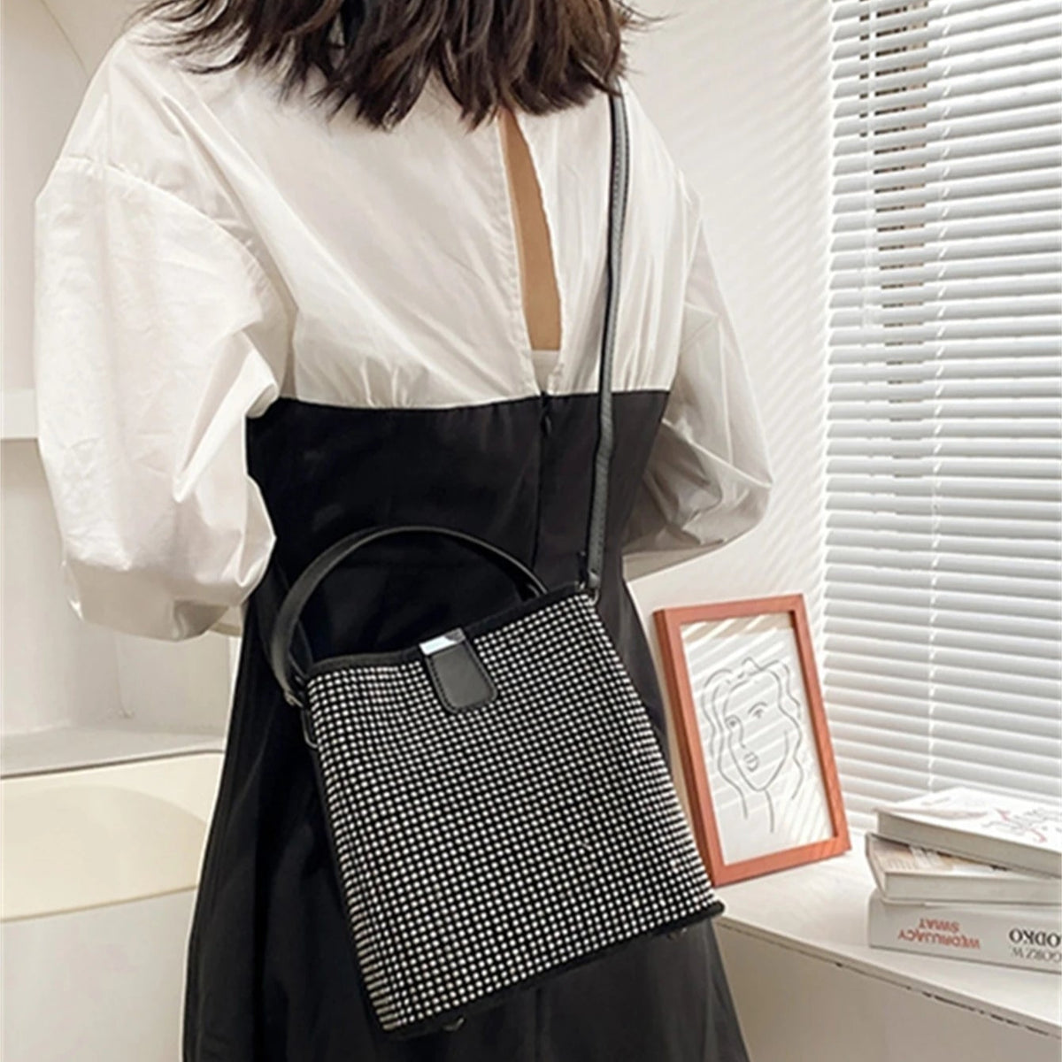 Bolsa Feminina Transversal com Brilho Cravejado | Elegância e Sofisticação para Todas as Ocasiões