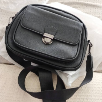 Bolsa Feminina Crossbody Pequena com Alça de Ombro Ajustável  Preta