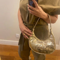 Bolsa Feminina Meia Lua Tote de Ombro em Croco Verniz Dourada