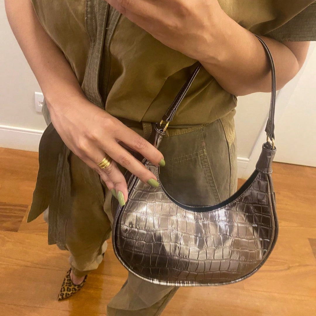 Bolsa Feminina Meia Lua Tote de Ombro em Croco Verniz Prata Velho
