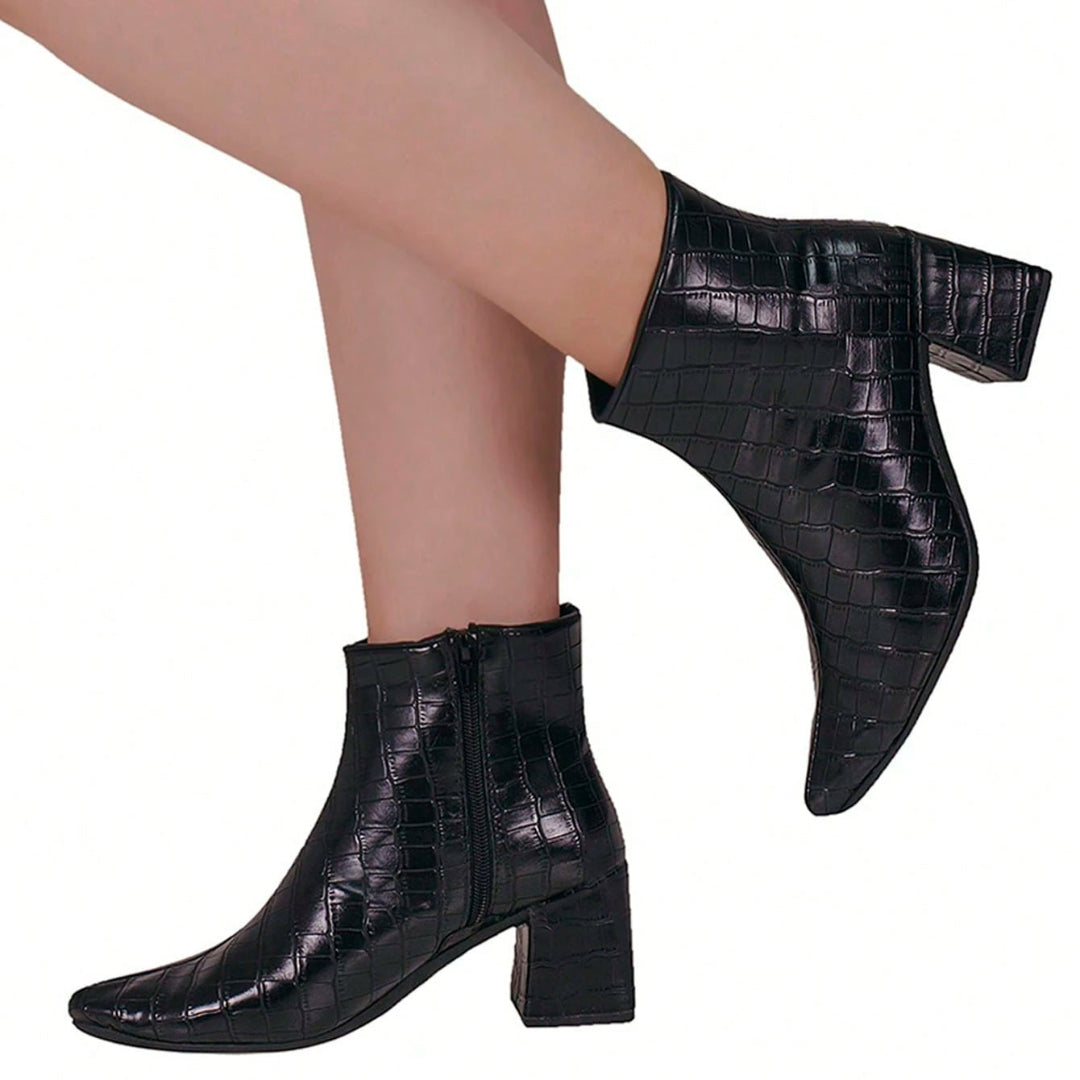  Bota Feminina Bico Fino Cano Curto Textura Croco 