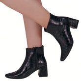  Bota Feminina Bico Fino Cano Curto Textura Croco 