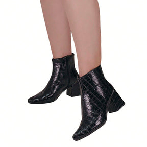  Bota Feminina Bico Fino Cano Curto Textura Croco 
