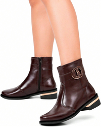 Bota Feminina Cano Curto Sola Baixa Montaria Bico Redondo Com Enfeite Metalizado Lateral  Marrom