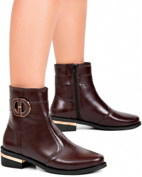 Bota Feminina Cano Curto Sola Baixa Montaria Bico Redondo Com Enfeite Metalizado Lateral  Marrom