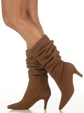 Bota Feminina Cano Médio Enrugado Slouchy Plissado Salto Fino Alto e Bico Fino Caramelo