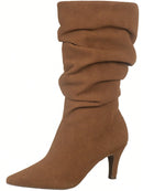 Bota Feminina Cano Médio Enrugado Slouchy Plissado Salto Fino Alto e Bico Fino Caramelo
