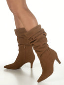 Bota Feminina Cano Médio Enrugado Slouchy Plissado Salto Fino Alto e Bico Fino Caramelo