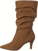 Bota Feminina Cano Médio Enrugado Slouchy Plissado Salto Fino Alto e Bico Fino Caramelo