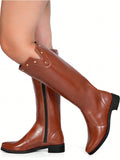 Bota Feminina Montaria Cano Alto Salto Baixo Bico Redondo e Tachas  Caramelo