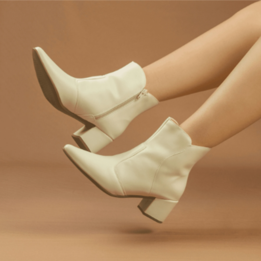 Bota Feminina Salto Médio Bico Fino Cano Curto Branca