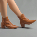 Bota Feminina Salto Médio Bico Fino Cano Curto Caramelo