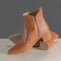 Bota Feminina Salto Médio Bico Fino Cano Curto Caramelo
