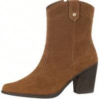 Bota Feminina Texana Wester Country Lisa Bico Fino Cano Curto e Salto Médio Grosso Marrom Camurça 