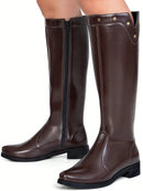 Bota Marrom Montaria Cano Alto Salto Baixo Bico Redondo e Tachas 