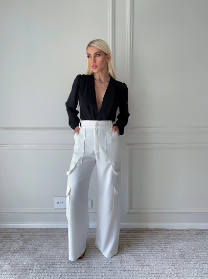 Calça Cargo Pantalona de Alfaiataria com Bolsões Laterais | Elegância e Versatilidade