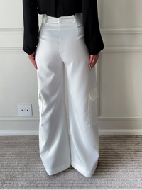 Calça Cargo Pantalona de Alfaiataria com Bolsões Laterais | Elegância e Versatilidade