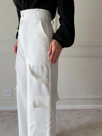 Calça Cargo Pantalona de Alfaiataria com Bolsões Laterais | Elegância e Versatilidade