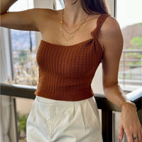 Cropped Feminino Ombro Solitário e Detalhe em Nó em Tricot Modal Marrom