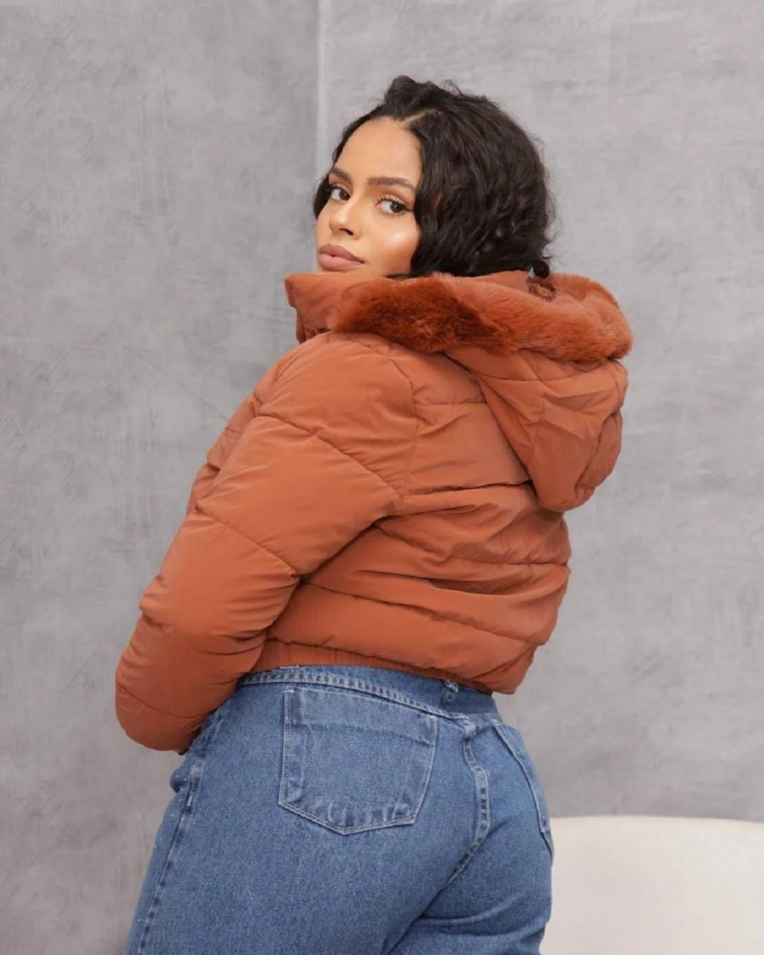Jaqueta Feminina Puffer Peluciada e Touca Removível Marrom