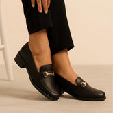 Mocassim Feminino Bico Quadrado com Corrente Metálica Preto