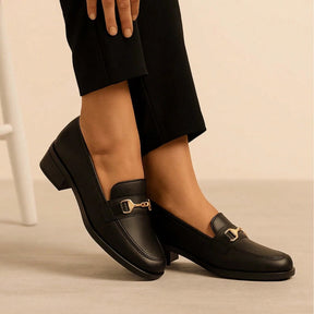 Mocassim Feminino Bico Quadrado com Corrente Metálica Preto