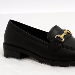 Mocassim Feminino Bico Quadrado com Corrente Metálica Preto