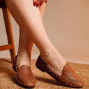 Mocassim Feminino Bico Redondo e Aplicação Metálica Caramelo