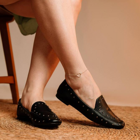 Mocassim Feminino Bico Redondo e Aplicação Metálica Preto