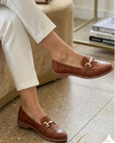 Mocassim Feminino Clássico Confortável com Detalhe Em ABS e Textura Croco Caramelo