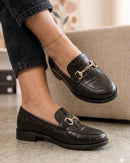 Mocassim Feminino Clássico Confortável com Detalhe Em ABS e Textura Croco Preto