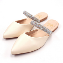 Mule Feminino Bico Fino com Tira em Strass Off White