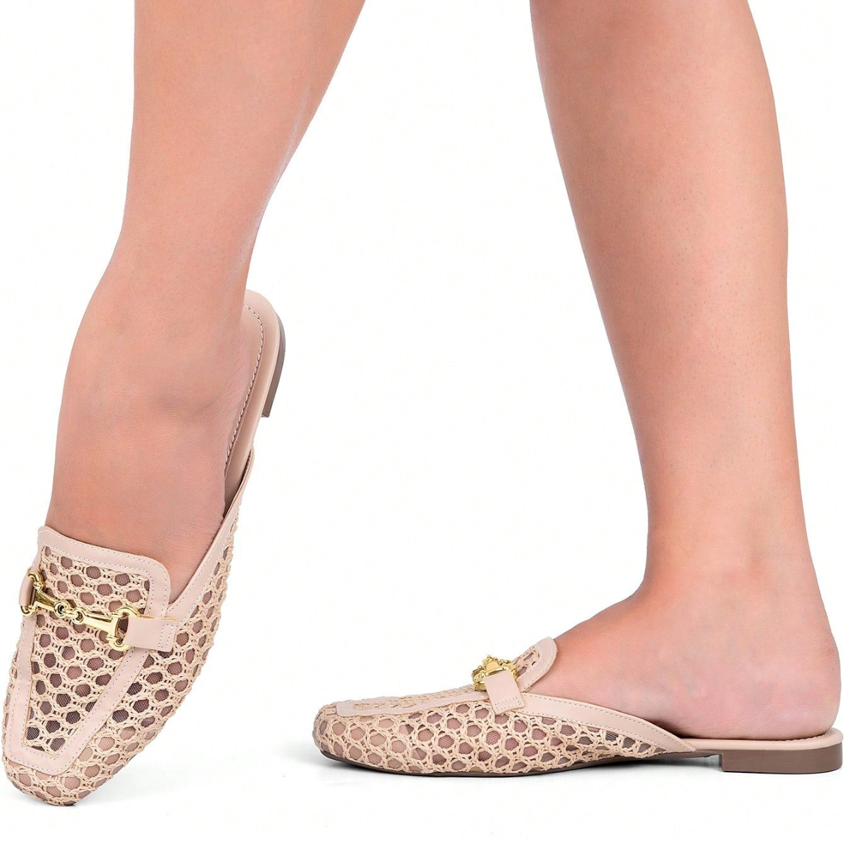 Mule Feminino Bico Quadrado Material Natural e Enfeite Dourado Bege