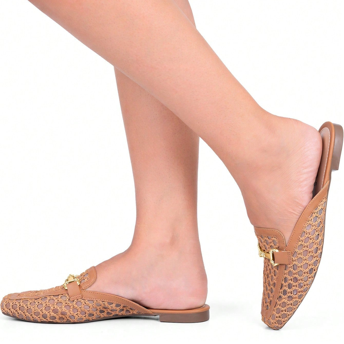 Mule Feminino Bico Quadrado Material Natural e Enfeite Dourado Caramelo