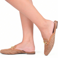 Mule Feminino Bico Quadrado Material Natural e Enfeite Dourado Caramelo