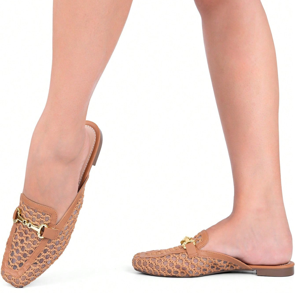 Mule Feminino Bico Quadrado Material Natural e Enfeite Dourado Caramelo