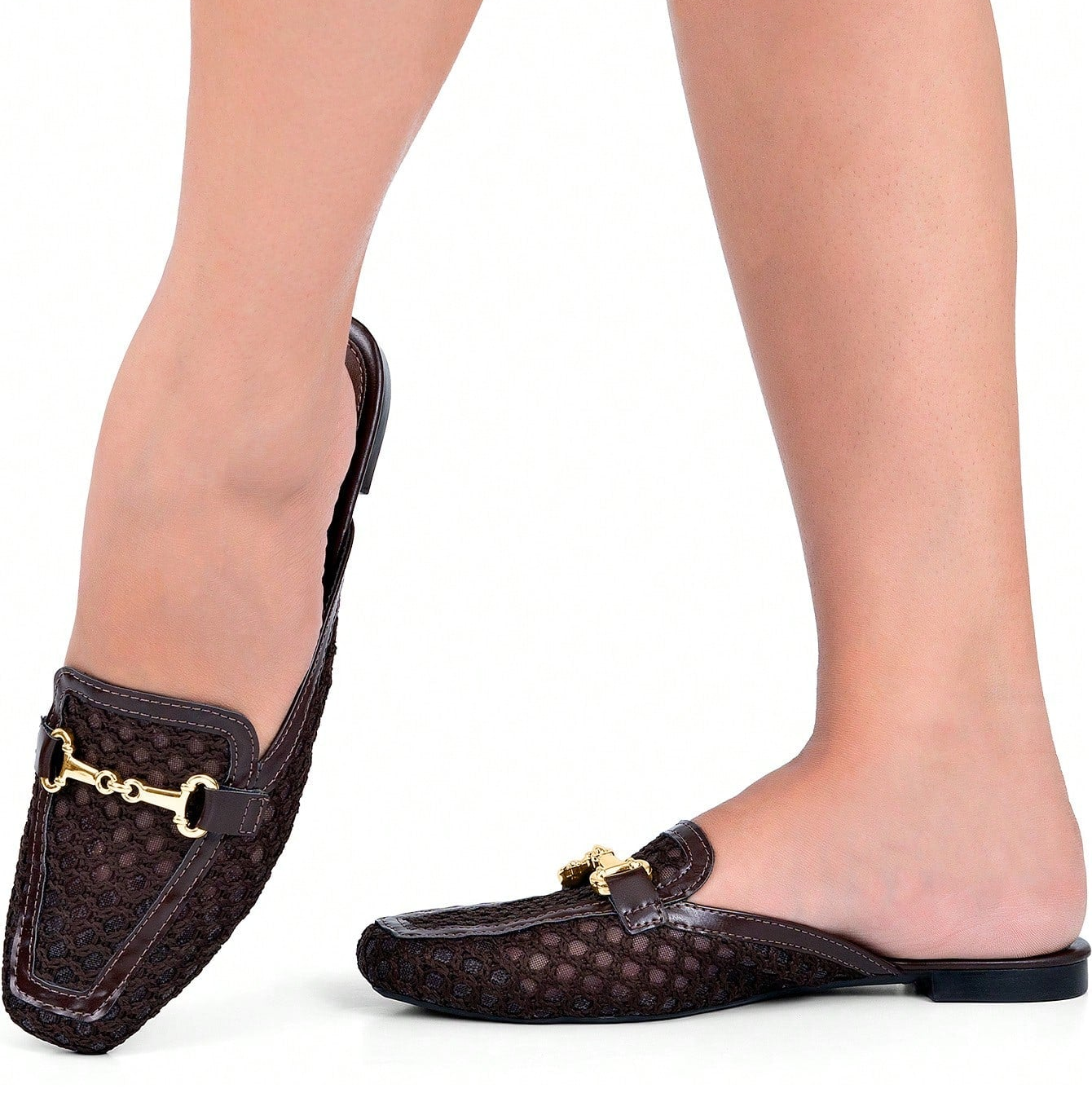 Mule Feminino Bico Quadrado Material Natural e Enfeite Dourado Marrom