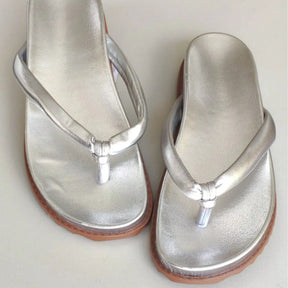 Papete Feminina Birken Modelo Chinelo Calce Fácil Prata