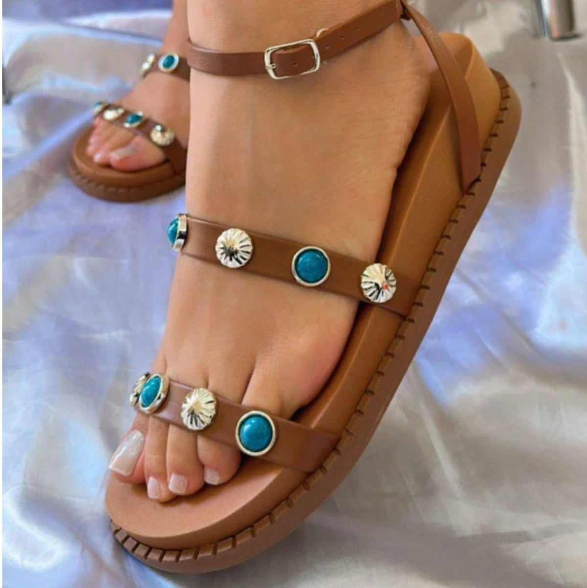 Papete Feminina Caramelo com Pedras Decorativas e Fechamento no Tornozelo