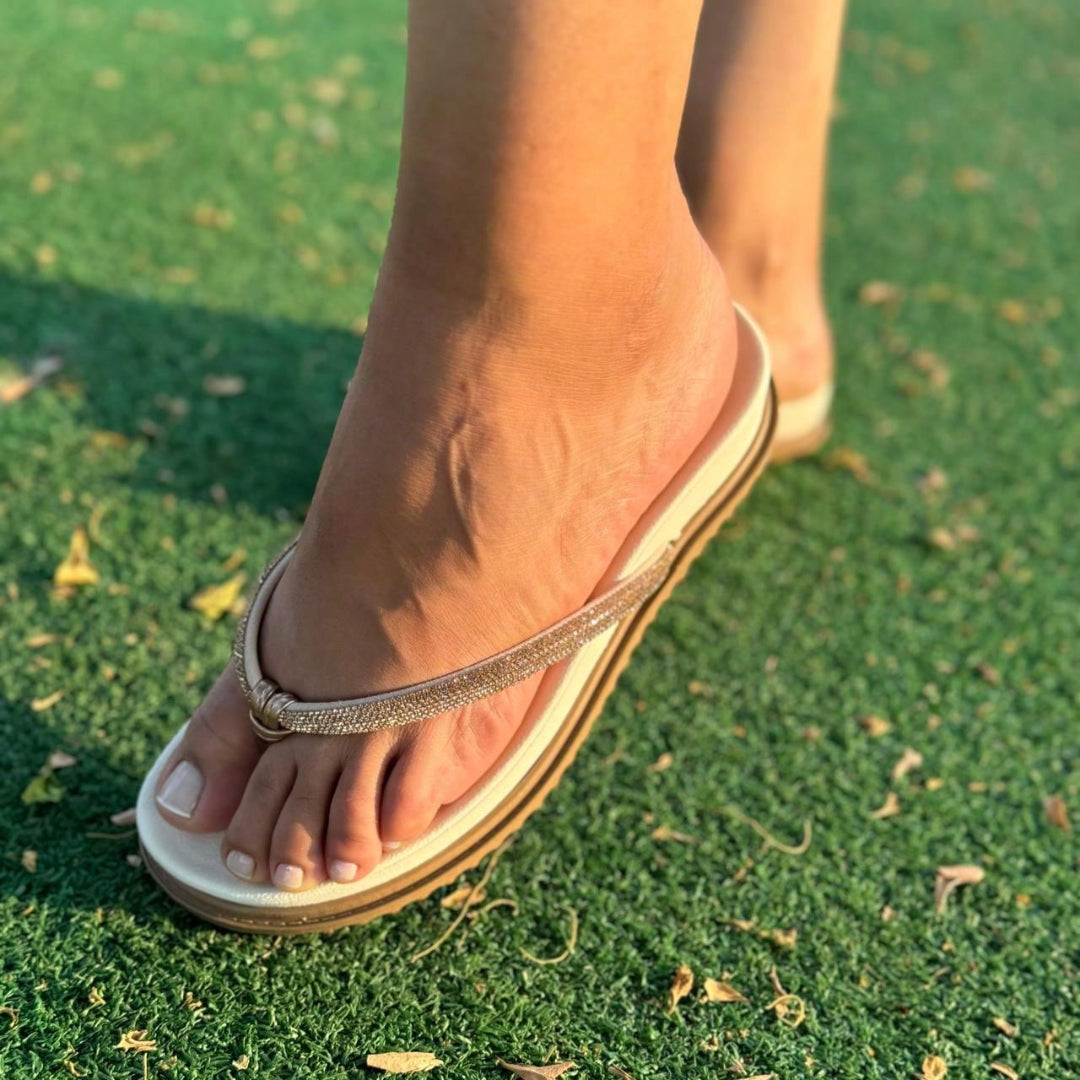 Papete Feminina Chinelo de Dedo com Tiras em Strass Branca