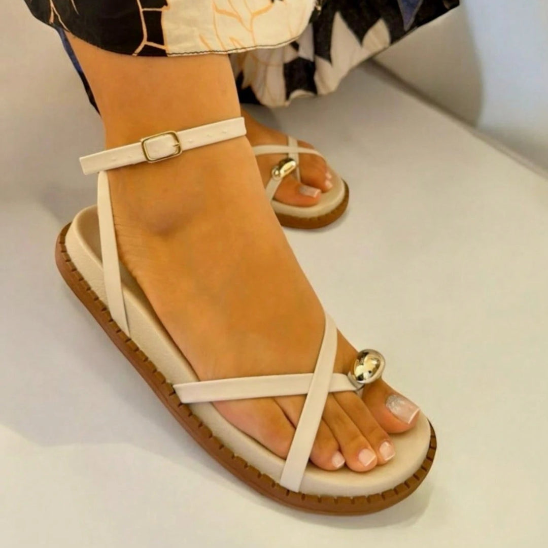Papete Feminina Com Fivela Regulável no Tornozelo e Aplicação Metálica Off White