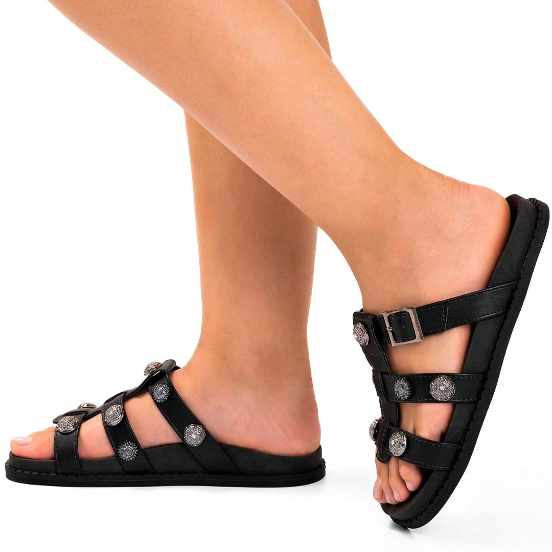 Papete Feminina Confortável com Tachas e Fivela Preta