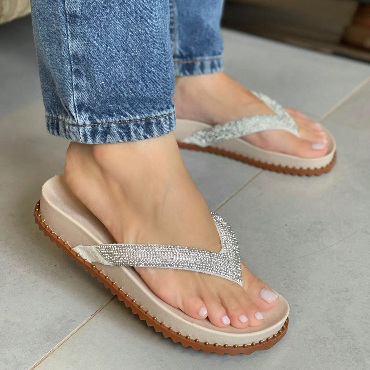 Papete Feminina De Dedo Estilo Chinelo com Brilho Delicado Bege