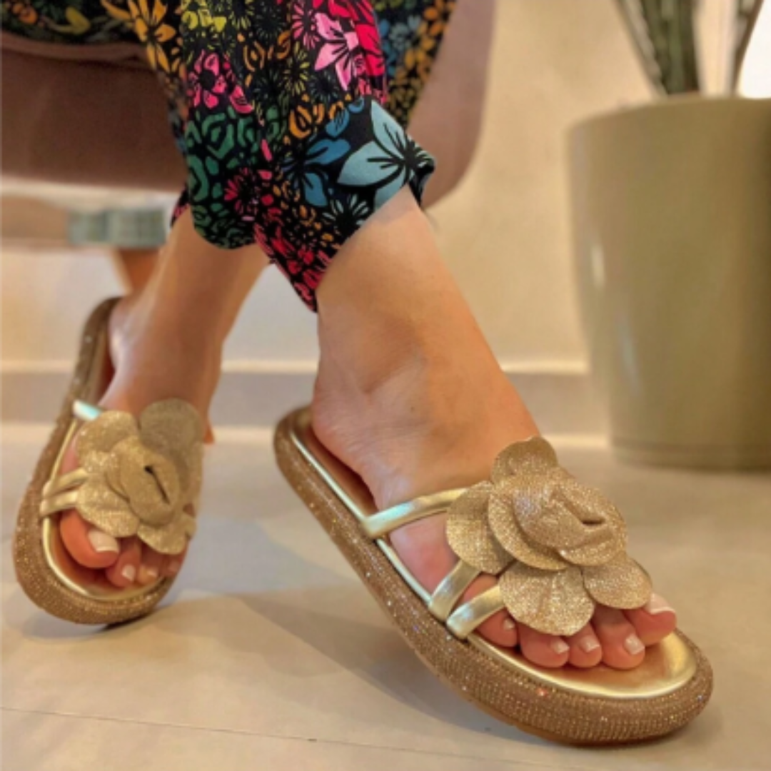 Papete Feminina Flatform Detalhe em Flor e Brilho Strass Dourada
