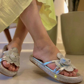 Papete Feminina Flatform Detalhe em Flor e Brilho Strass Prata