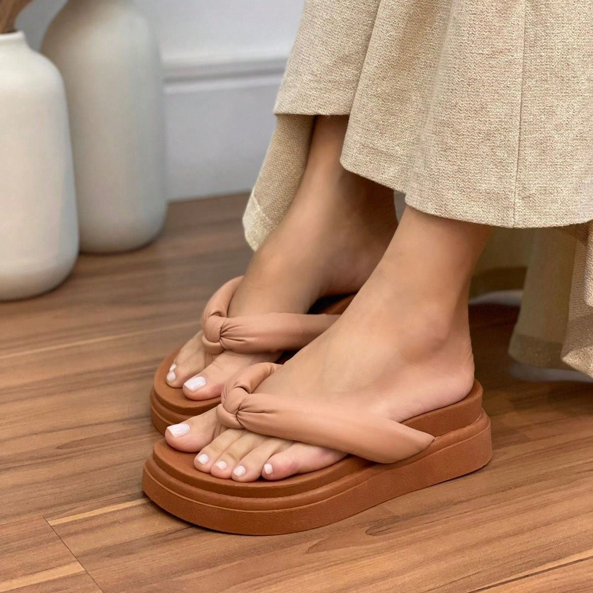 Papete Feminina Plataforma de Dedo Estilo Chinelo Correia Macia Bege