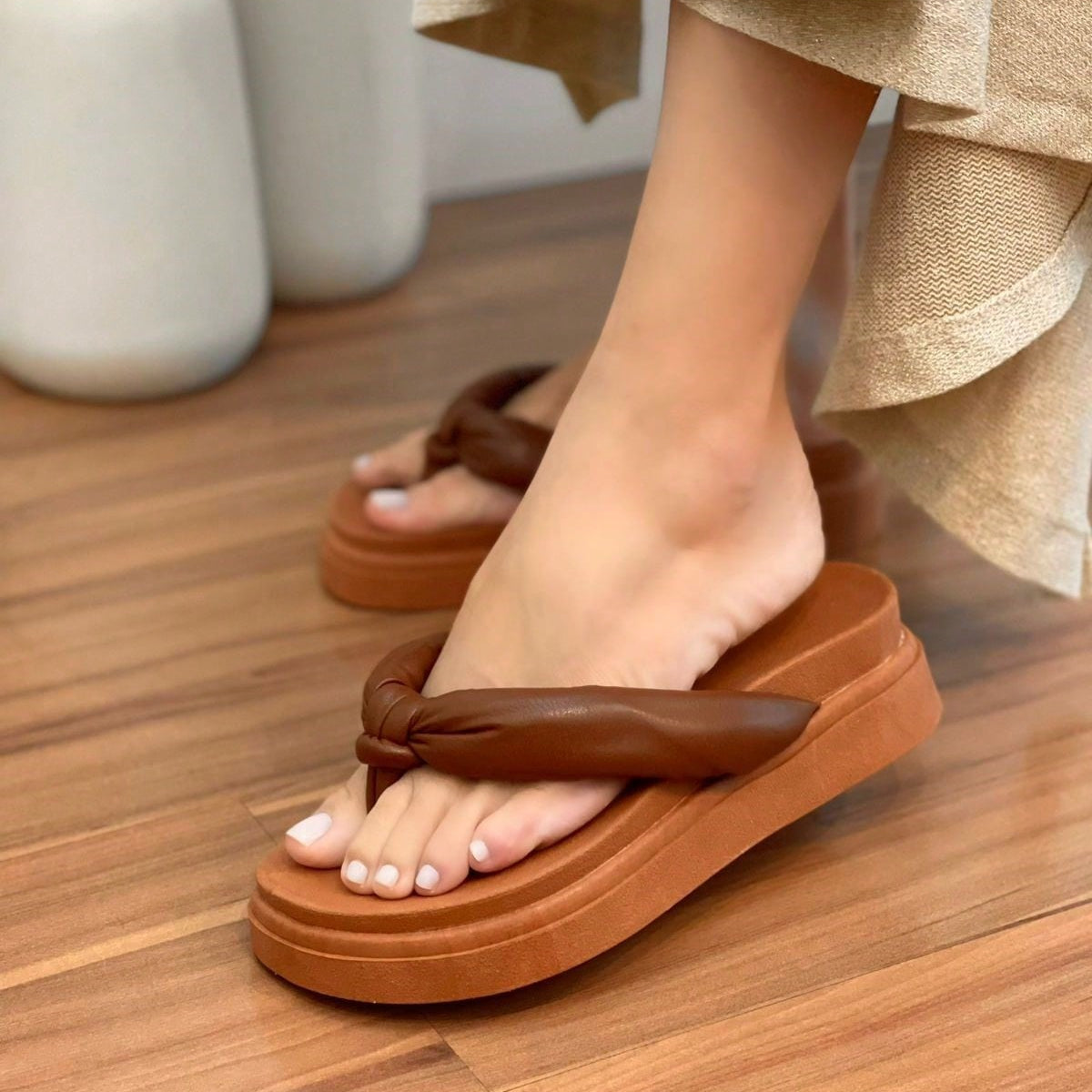 Papete Feminina Plataforma de Dedo Estilo Chinelo Correia Macia Marrom