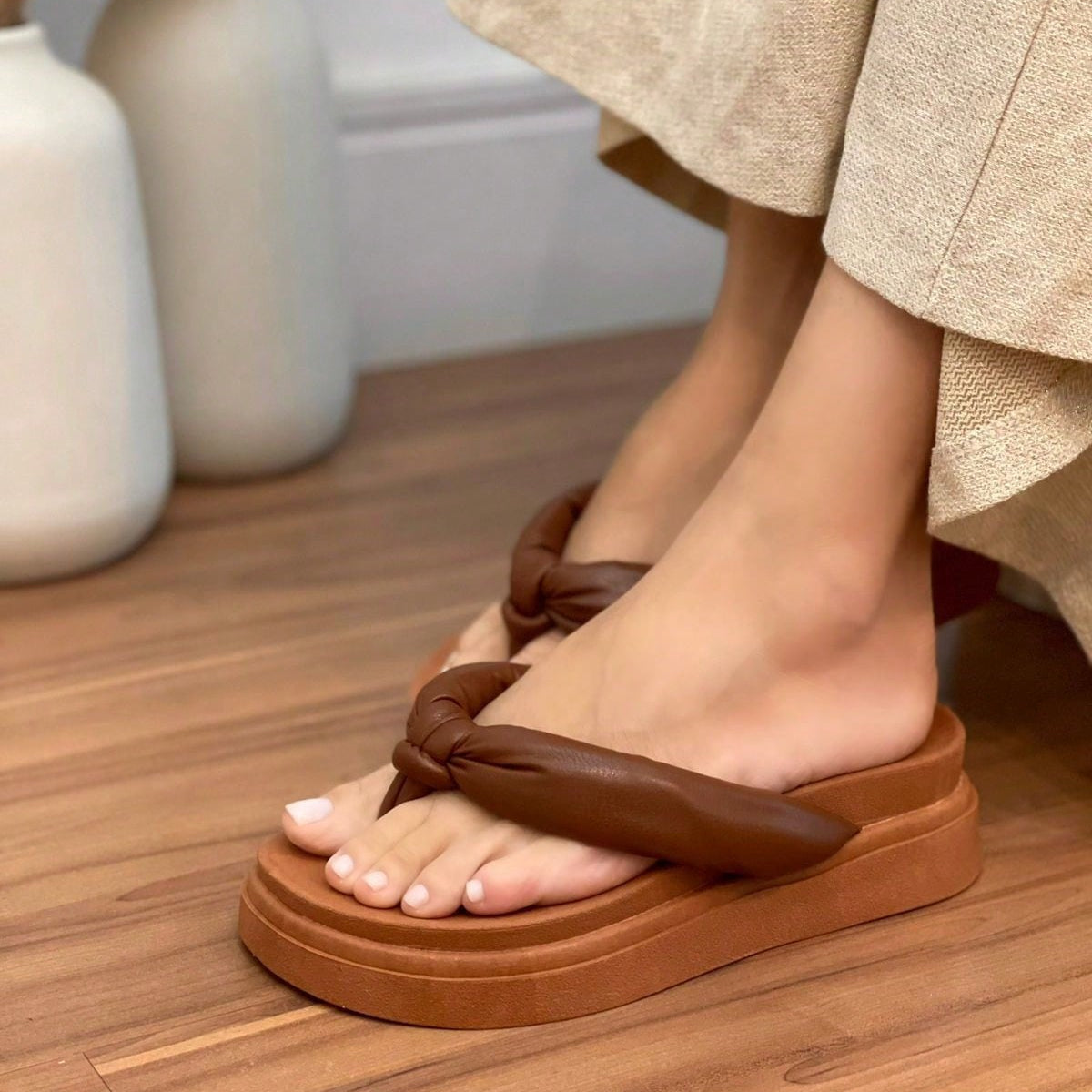 Papete Feminina Plataforma de Dedo Estilo Chinelo Correia Macia Marrom