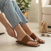 Rasteira Feminina Asa Delta com Metal Delicado Marrom