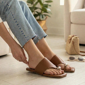 Rasteira Feminina Asa Delta com Metal Delicado Marrom